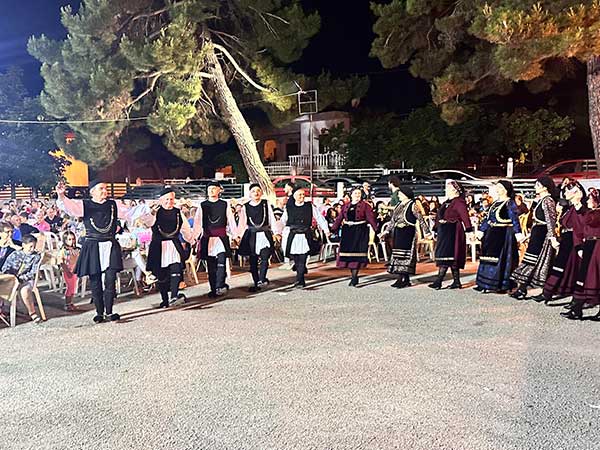 Το χορευτικό τμήμα του Συλλόγου Γρεβενιωτών Κοζάνης “ο Αιμιλιανός” συμμετείχε στο 3ο φεστιβάλ πολιτισμού και παράδοσης στο Πρωτοχώρι Κοζάνης