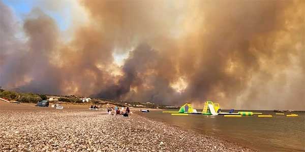 Δραματική κατάσταση στη Ρόδο, εκτός ελέγχου η φωτιά -Εφθασε σε ξενοδοχεία, εκκενώσεις δια θαλάσσης