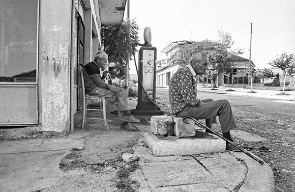 Το βουητό των ταινιόδρομων στη Χαραυγή και τα δυο αδέλφια που γυρνούσαν με τα πόδια στο παλιό χωριό