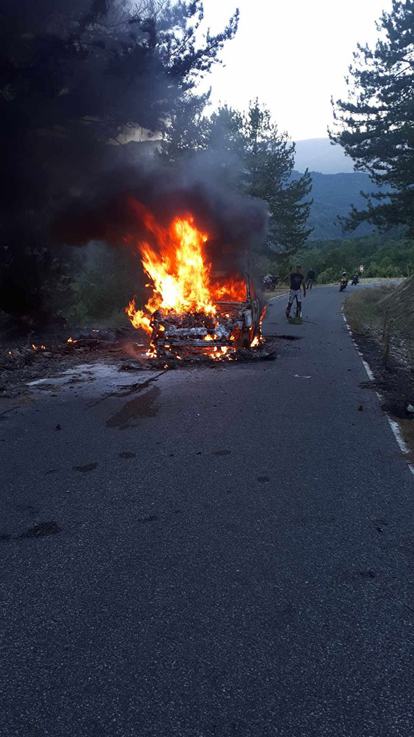 Γρεβενά: Αυτοκίνητο στο 2ο χιλιόμετρο Σπηλαίου Πορτίτσας τυλίχθηκε στις φλόγες