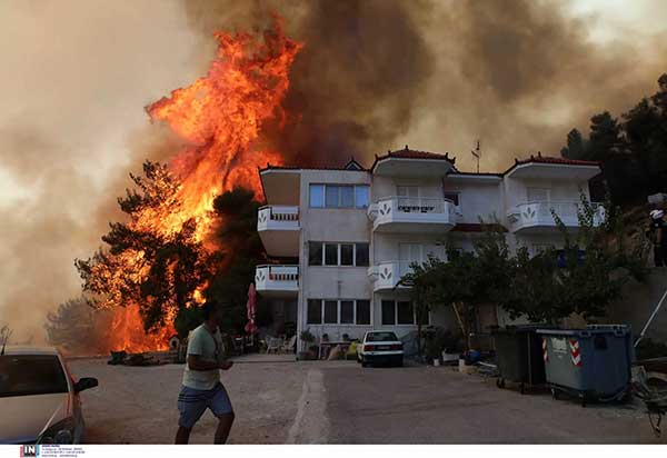 Φωτιά στην Πάρνηθα: Τιτάνια μάχη με τις φλόγες σε δύο μέτωπα, αγωνία για τον Εθνικό Δρυμό – Απειλούνται σπίτια στο Μενίδι