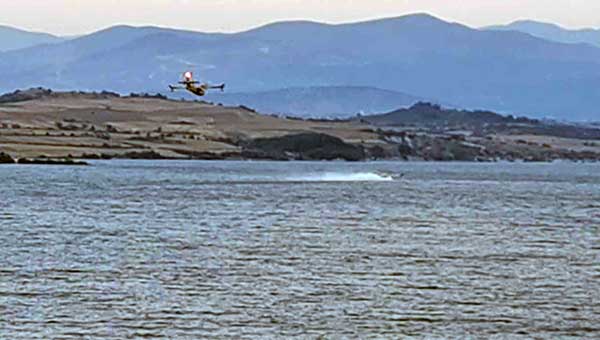 Συνεχίζει να καίει η φωτιά στη Δεσκάτη – Δυο καναντέρ και τέσσερα ελικόπτερα στην μεγάλη επιχείρηση