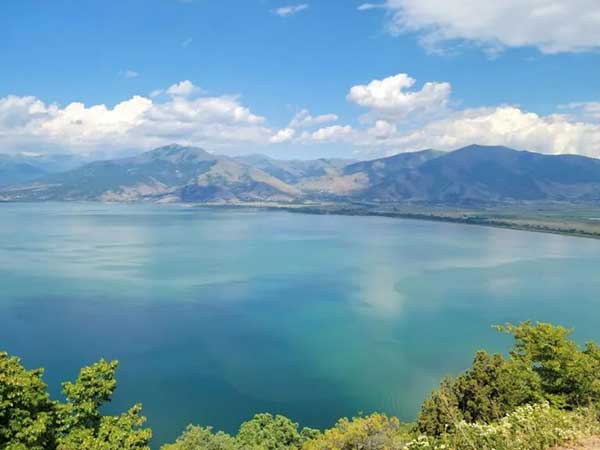 Οι λίμνες των Πρεσπών μεταξύ των πιο όμορφων γαλάζιων σημείων του κόσμου
