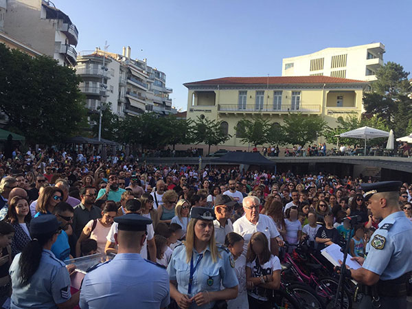 Με διαδραστικό τρόπο αστυνομικοί του Τμήματος Τροχαίας Κοζάνης συμμετείχαν στην «Ευρωπαϊκή Εβδομάδα Κινητικότητας» υλοποιώντας διάφορες δράσεις κυκλοφοριακής αγωγής σε μαθητές των σχολικών συγκροτημάτων της πόλης