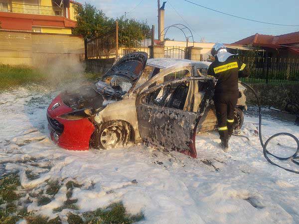 Φωτιά σε ΙΧ αυτοκίνητο εκδηλώθηκε σήμερα το πρωί σε χωριό των Γρεβενών