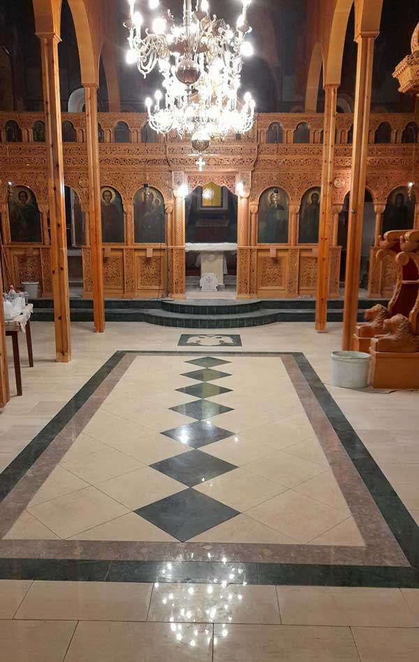 Στο στάδιο της ολοκλήρωσης της επίστρωσης του δαπέδου με μάρμαρο, το έργο ανακαίνισης του Ι.Ν. Αγίου Γεωργίου στο Μικρόβαλτο (φωτογραφίες)