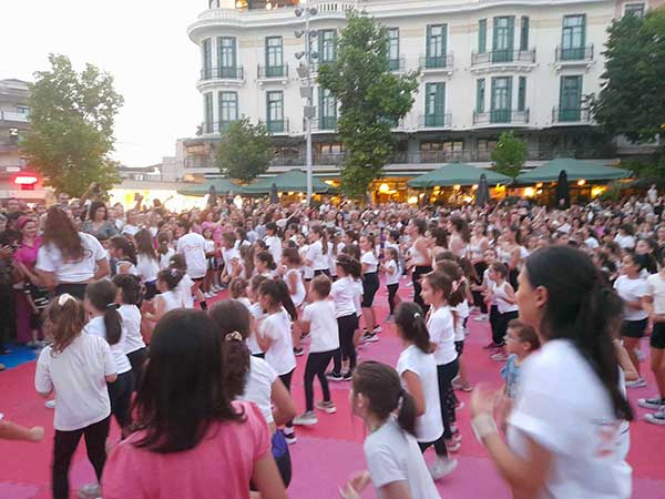 Μοντέρνα χορευτικά στην πλατεία της Κοζάνης