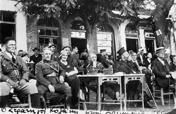 Επίσκεψη του στρατηγού της Κοζάνης στην πλατεία Αιμιλιανού των Γρεβενών τη δεκαετία 1920