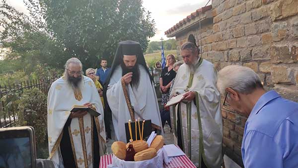 Ο εσπερινός στην εκκλησία του Αγίου Ευσταθίου στον Χορηγό Βοΐου