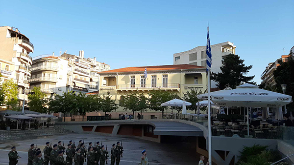 Η έπαρση της σημαίας στην κεντρική πλατεία της Κοζάνης