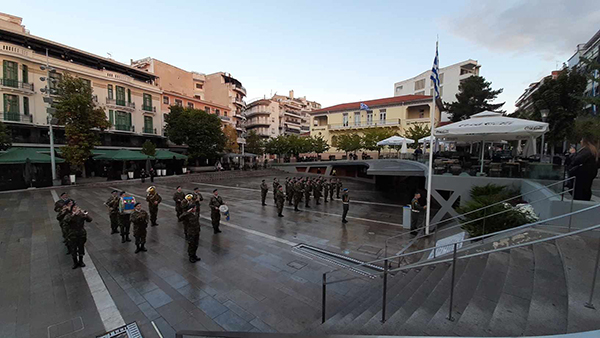 Η έπαρση της σημαίας στην κεντρική πλατεία της Κοζάνης