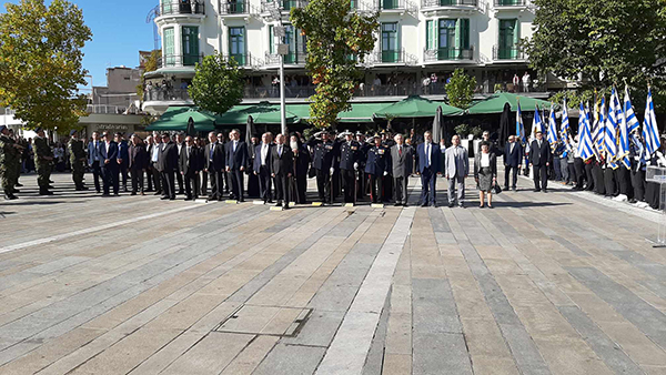 Η ανάκρουση του εθνικού ύμνου στην πλατεία της Κοζάνης