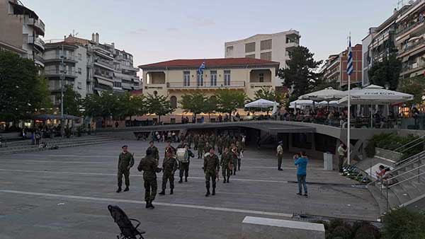 Υποστολή σημαίας στην κεντρική πλατεία Κοζάνης