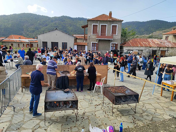 Κοζάνη: Εκατοντάδες επισκέπτες στο Καστανοπάζαρο του Πενταλόφου