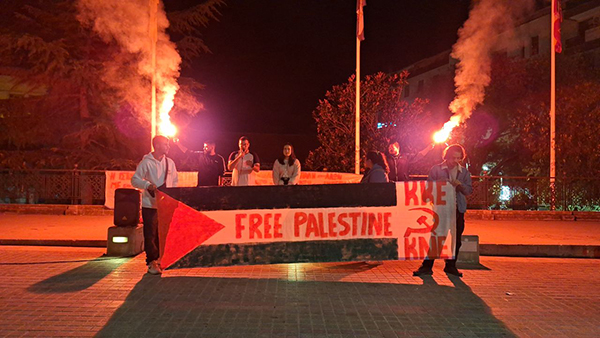 Στην κεντρική πλατεία της Κοζάνης οι οργανώσεις Κοζάνης της ΚΝΕ, σε ένδειξη αλληλεγγύης στο λαό της Παλαιστίνης