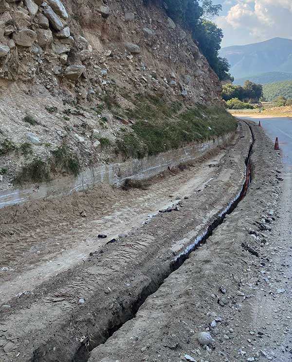 Διέλευση οπτικής ίνας στο δρόμο για Πολύφυτο