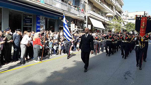 Η Πανδώρα ηγείται της μαθητικής παρέλασης της 11ης Οκτωβρίου