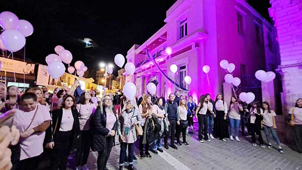 Φωταγωγήθηκε με ροζ το Δημαρχείο και το καμπαναριό με αφορμή την Παγκόσμια Ημέρα Πρόληψης κατά του Καρκίνου του Μαστού