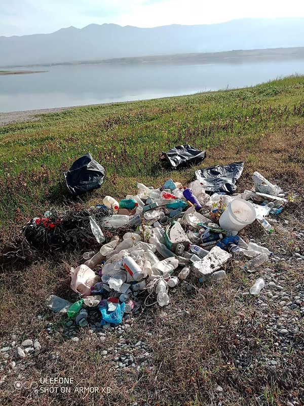 Σκουπίδια και υπολείμματα αλιείας στην περιοχή Αμυγδαλιάς-Aνατολής