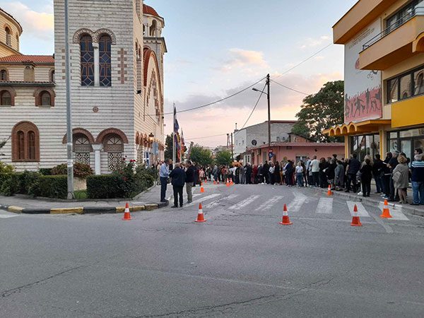 Ουρές πιστών στον Αγιο Κωνσταντίνο στην Κοζάνη  για να προσκυνήσουν την τίμια ζώνη της Παναγίας
