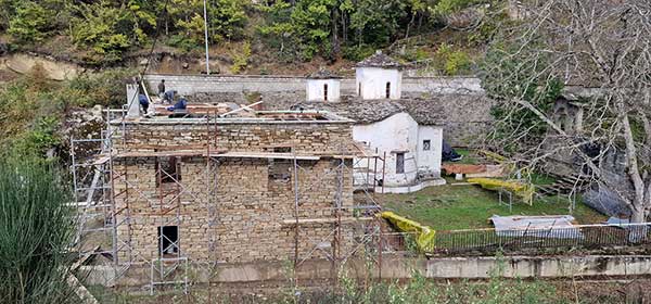 Με γοργούς ρυθμούς οι εργασίες συντήρησης και αποκατάστασης των κτιρίων και του προαύλιου χώρου της Ιεράς Μονής Αγίου Γεωργίου στο Επταχώρι Καστοριάς