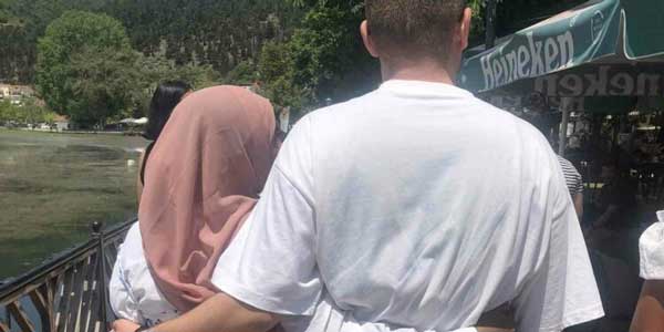 H Λέλα από τη δομή του Πενταλόφου θα ενωθεί με την οικογένειά της στην Ελβετία