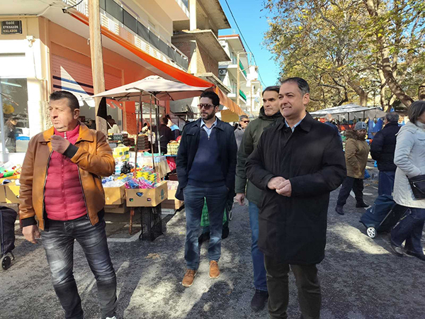 Ο νεοεκλεγείς Δήμαρχος Γιάννης Κοκκαλιάρης στη λαϊκή αγορά της Κοζάνης