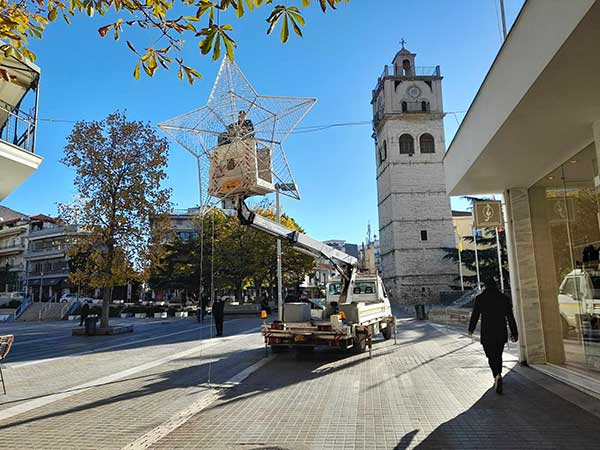 Τοποθετείται ο χριστουγεννιάτικος διάκοσμος στο κεντρικό πεζόδρομο της Κοζάνης