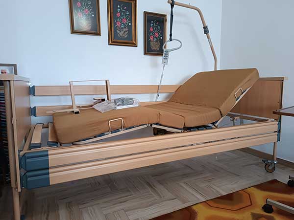 Πωλείται κρεβάτι νοσοκομείου και αναπηρικό καροτσάκι