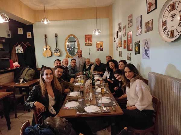 Οι ηθοποιοί της παράστασης “Βότκα μολότοφ” στο “Αερικό”