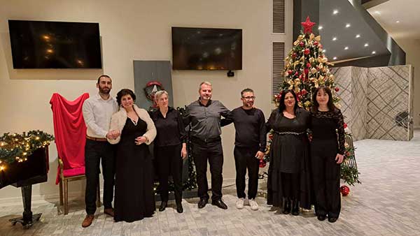 Η Άννα Παπαδοπούλου τραγουδάει μελοποιημένη ποίηση στη Δημοτική Βιβλιοθήκη Κοζάνης