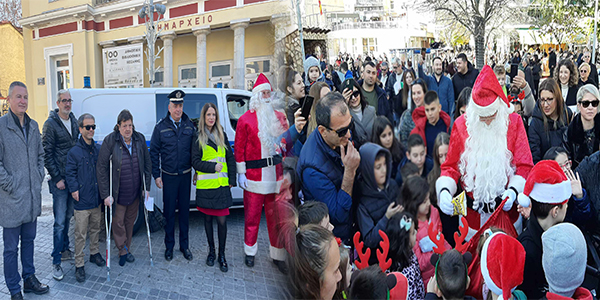 Ο Άγιος Βασίλης και προσωπικό του Τμήματος Τροχαίας Κοζάνης στην κεντρική πλατεία της Κοζάνης