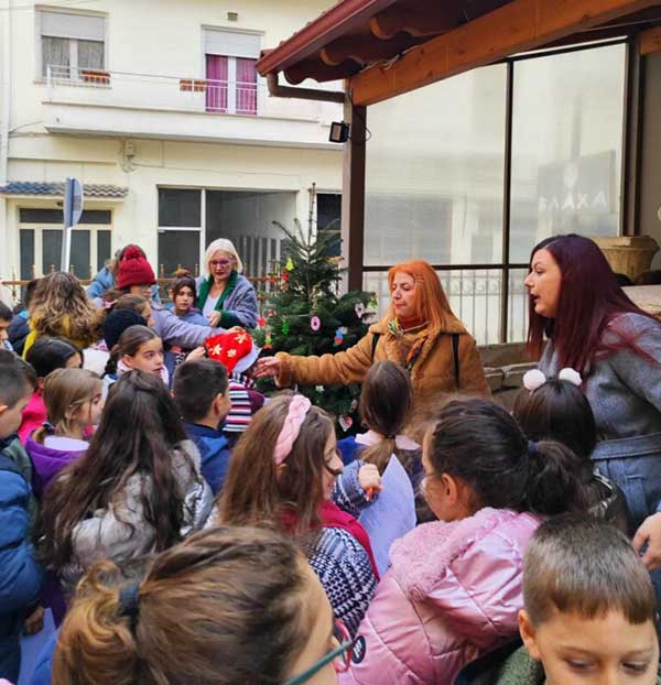 Το λαμπερό χριστουγεννιάτικο δέντρο της Αρχαιολογικής Συλλογής Κοζάνης με στολίδια από μαθητές