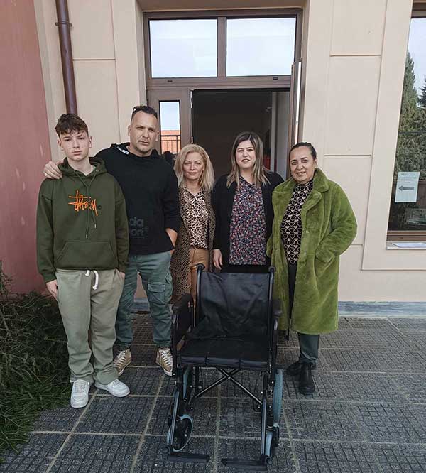 Δωρεά ενός αναπηρικού αμαξιδίου και ενός νοσοκομειακού κρεβατιού στο Δήμο Σερβίων