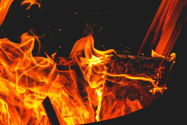 Φωτιές· το πιο ενδιαφέρον γιορτινό έθιμο σε περιμένει στη Φλώρινα