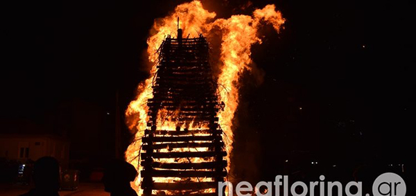 Άναψαν και φέτος οι Φωτιές της Φλώρινας – Εντυπωσιακή η συμμετοχή χιλιάδων κατοίκων και επισκεπτών