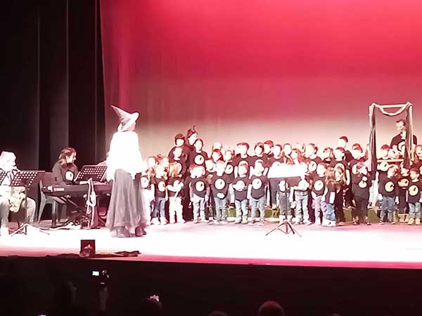 Μας μάγεψε η Φρικαντέλα, η μάγισσα που μισούσε τα κάλαντα, στην Αίθουσα Τέχνης Κοζάνης