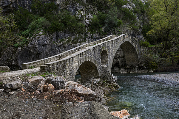 Αποστολή στα Γρεβενά: Ο γραφικός οικισμός του Σπηλαίου και το εμβληματικό γεφύρι της Πορτίτσας