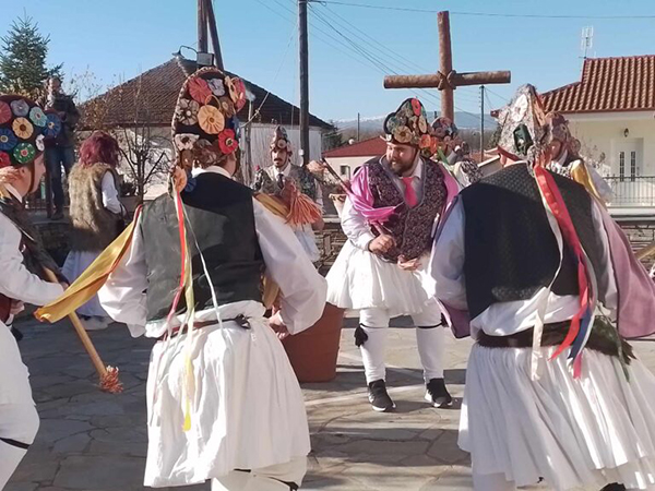 Πτολεμαΐδα: Ξεχύθηκαν στους δρόμους οι “Μωμόγεροι” και θα ξεσηκώσουν τον κόσμο μέχρι τα Θεοφάνια