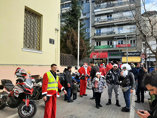 Μέλη του Ο.ΔΙ.ΚΟ.Κοζάνης ντυμένοι Άη Βασίληδες έφτασαν στην πλατεία και μοίρασαν δώρα