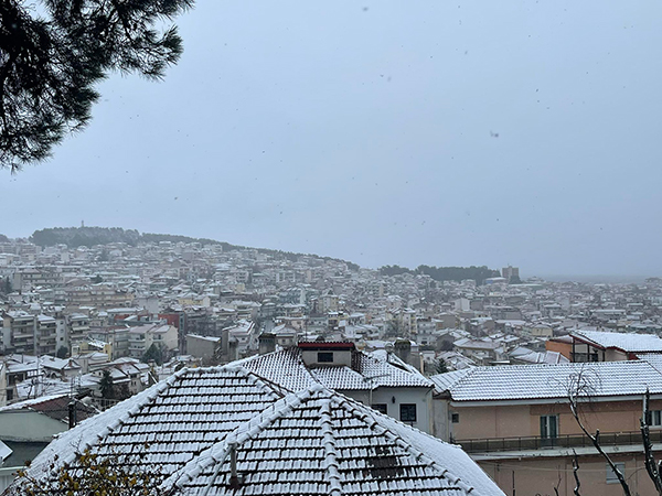 Σε εξέλιξη βρίσκεται το κύμα κακοκαιρίας – Τα φαινόμενα σταδιακά αναμένεται να περιοριστούν έως το μεσημέρι και τις απογευματινές ώρες