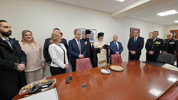 Ο τυχερός στην κοπή της βασιλόπιτας στη ΖΕΠ -Οι ευχές του Γιώργου Αμανατίδη με τις αρχές και τους πολίτες