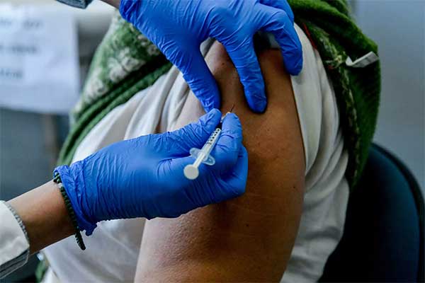 Εξετάζουν εμβολιασμό κατά του κορονοϊού και στα φαρμακεία – Διαγράφονται τα πρόστιμα στους άνω των 60