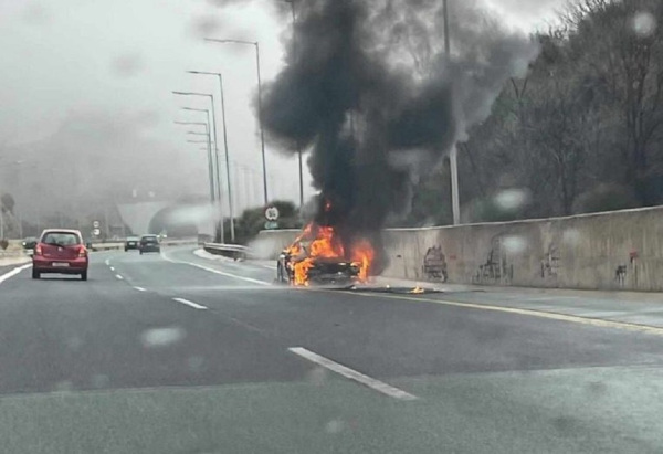 Porsche παραδόθηκε στις φλόγες στην Εγνατία Οδό