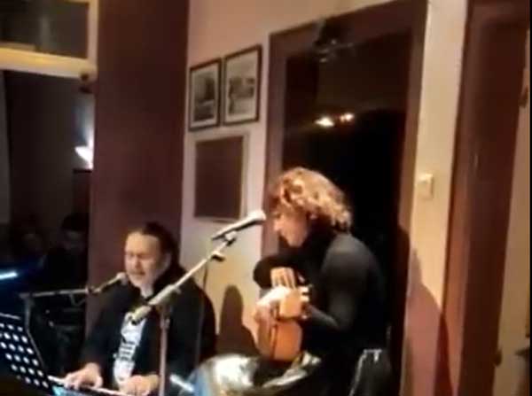 Κώστας Λειβαδάς και Ανδριάνα Μπάμπαλη στο στέκι του Φιλοπρόοδου
