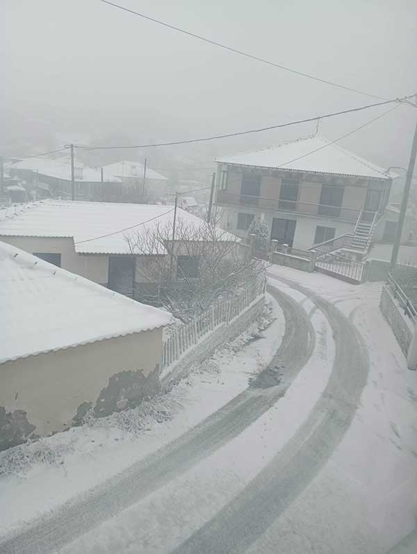 Στα λευκά “ντύθηκε” και το Λιβαδερό