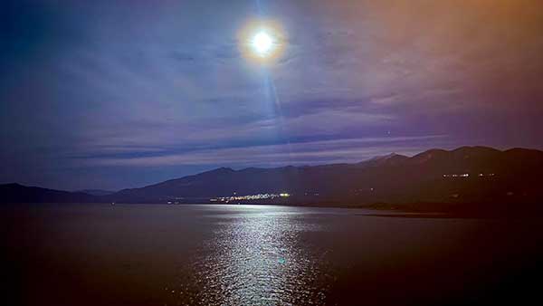Η Πανσέληνος ψηλά από τα Πιέρια