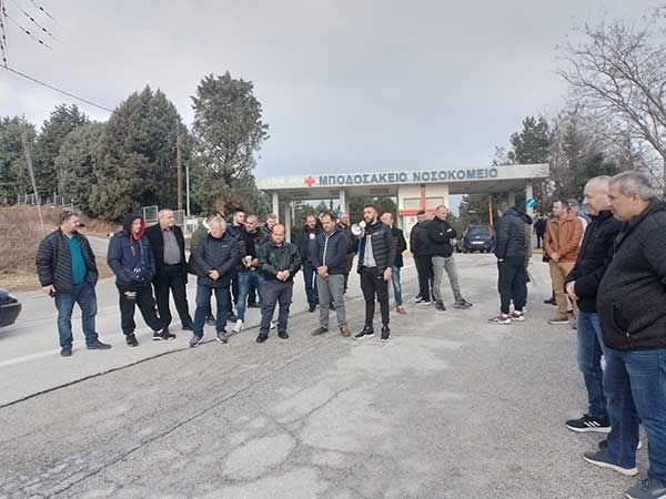 Συγκέντρωση διαμαρτυρίας Συλλόγου Αλβανών Μεταναστών Πτολεμαΐδας στο Μποδοσάκειο για τον θάνατο του 15μηνου βρέφους