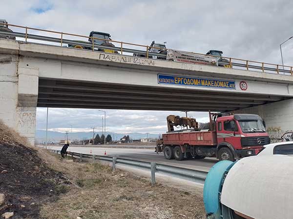 Αγρότες με τα τρακτέρ τους στον κόμβο του Φιλώτα