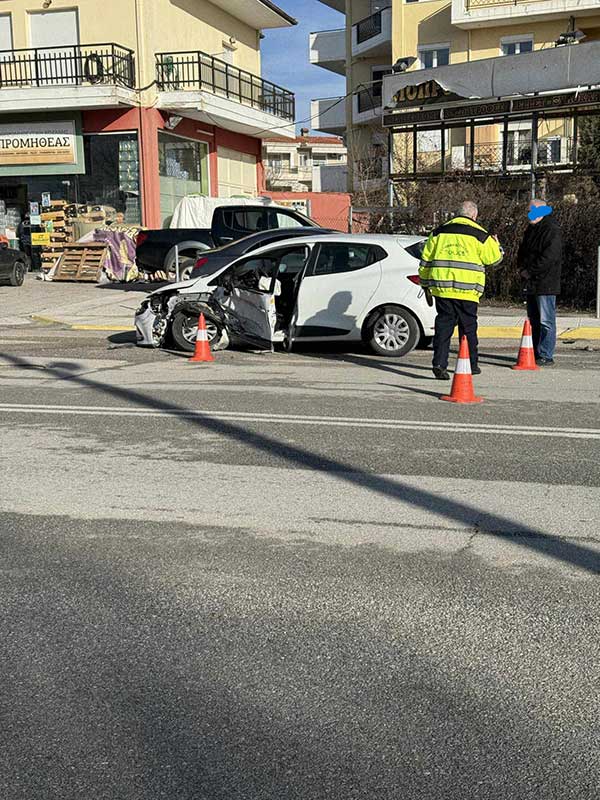 Σύγκρουση οχημάτων στην οδό Λαρίσης